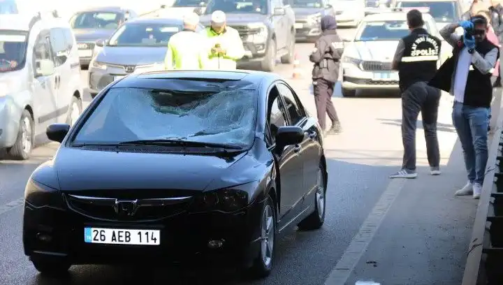 Polis Kimlik Sordu, Adam Köprüden Atlayıp Arabaya Düştü!