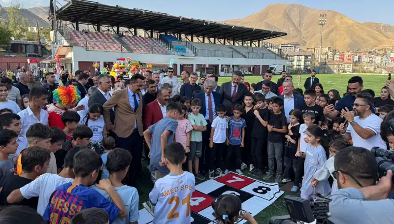 Hakkari’de Geleneksel Anadolu Şenliği, Renklilik ve Coşkuyla Başladı