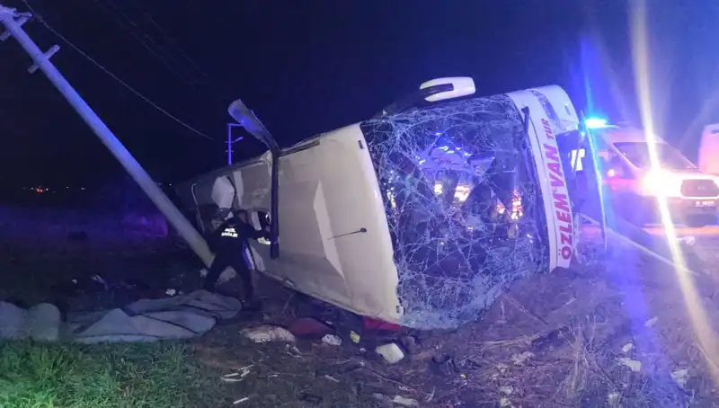 Van'da Yolcu Otobüsü Devrildi: 28 Kişi Yaralandı, Acil Durum Ekipleri Seferber Oldu