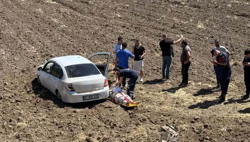 Osmaniye’de Kontrolden Çıkan Otomobil Tarla İçine Uçtu: 3 Yaralı