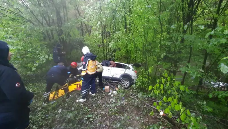 Direksiyon Hakimiyetini Kaybeden Araç Ormana Uçtu: Ölü ve Yaralılar Acı Verdi