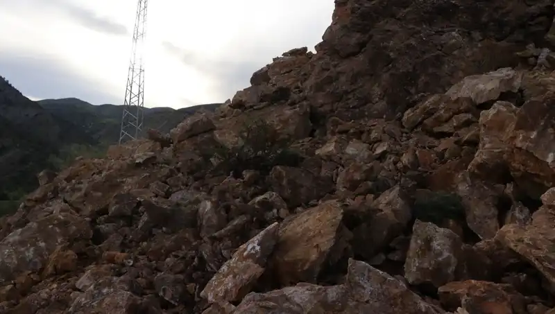 Erzurum’da Heyelan Olayı: Dev Kayalar Yolu Ulaşıma Kapadı