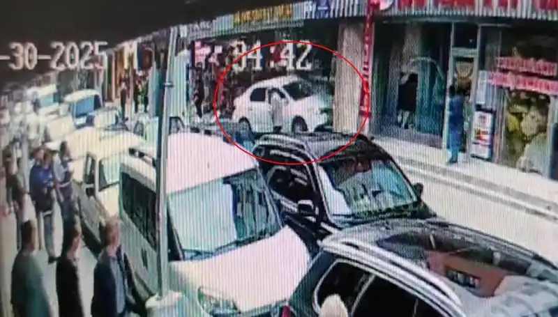 Alkollü Sürücünün Mağazaya Daldığı An: İki Çocuk Son Anda Kurtarıldı!