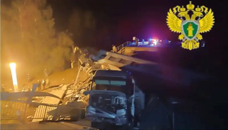 Rusya'da Köprü Çöktü, Facia Tren Kazası Yediyi Hayattan Kopardı