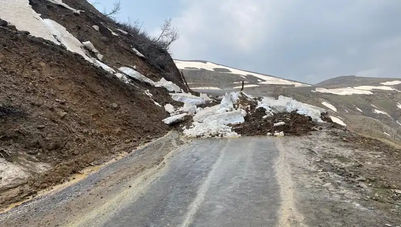 Muş'ta Heyelan Nedeniyle Kapanan Köy Yolu Yeniden Ulaşımda!