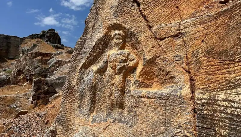 2000 Yıllık Herkül Kabartması Tehlikede: Sahipsizlik Tahribatı Artıyor!