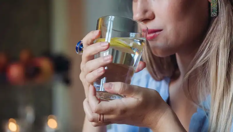 Aç Karnına 1 Litre Su İçmenin Sağlığa Faydaları: Her Sabah Yapmanın Etkileri
