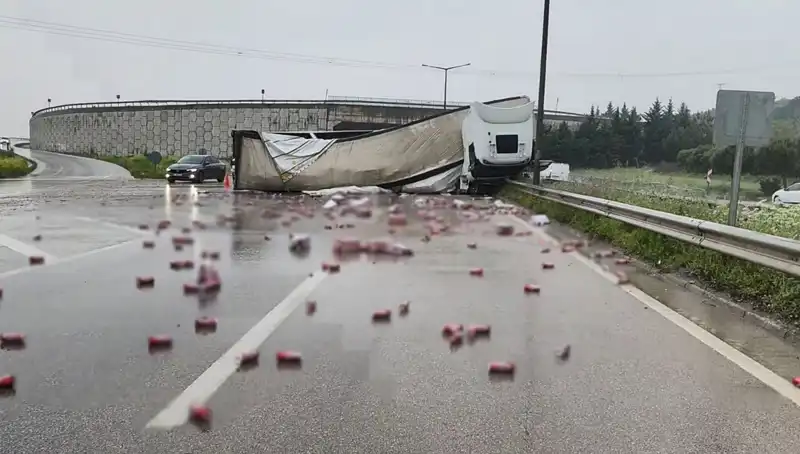 TIR Devrildi, Yolda İçkiler Saçıldı: Kaza Sonrası Şaşkınlık