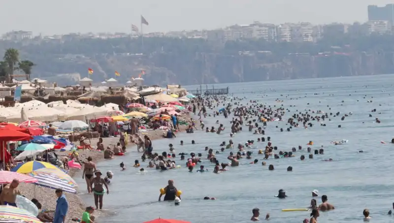 Antalya’da sıcak deniz sezona hızlı bir giriş yaptı!