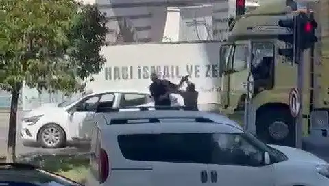 İstanbul Trafiğinde Dehşet Anları: Çekiçle İki Araca Saldırı