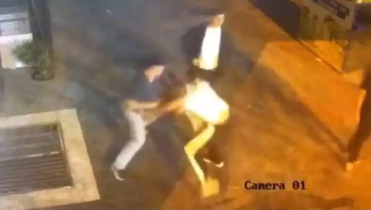 İstanbul Sokaklarında Tekme ve Yumruklarla Dolu Kavga Ortaya Çıktı!