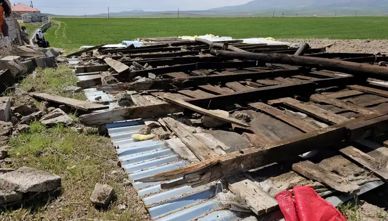 Bitlis'te Fırtına: Çatılar Uçtu, Şehirde Hayat Durma Noktasına Geldi