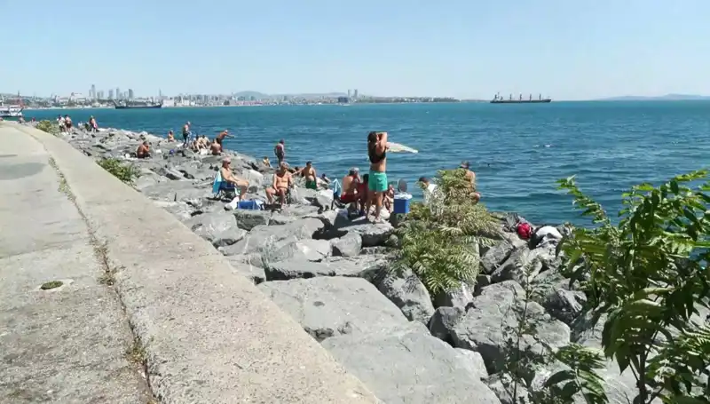 İstanbul'da Bahar Havası: İstanbullular Plajlara Akın Etti!