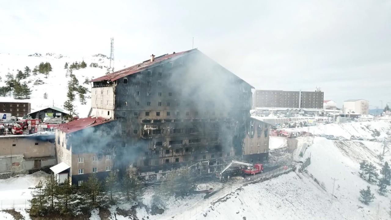 Bakan Tunç: Yangınla ilgili otelin sahibi de dahil 4 kişi gözaltına alındı