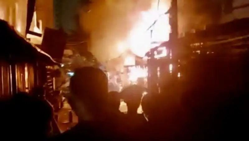 Vietnam'da Korkunç Yangın: Sekiz Kişinin Hayatına Mal Oldu