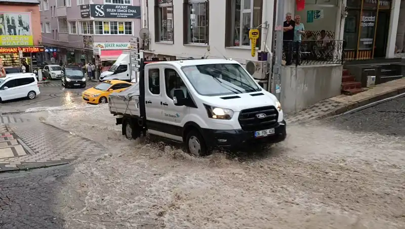 10 Dakikalık Sağanak, Şehri Su Bastı: Hayat Durdu!