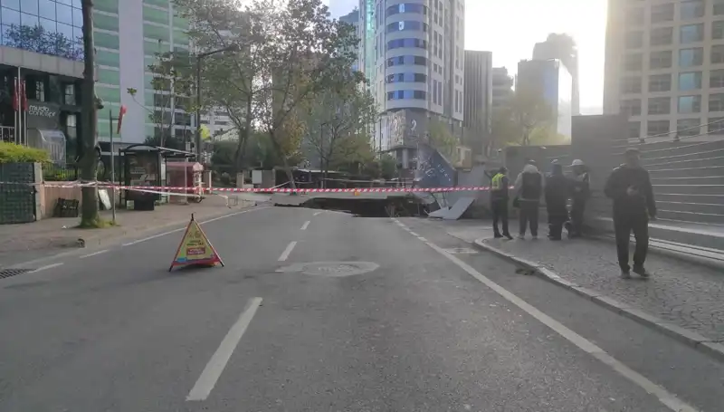 Sarıyer'de Yol Çöktü: Trafik Kaosu Başladı, Cadde Kapalı!