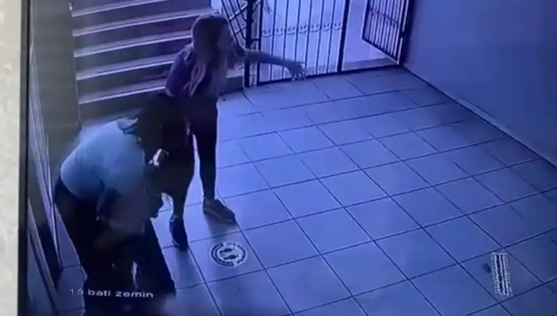 Öğretmenin Heimlich Manevrası ile Hayat Kurtarma Anları Kamerada!