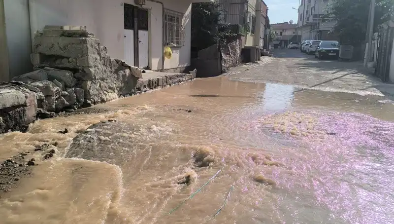 İlçede İçme Suyu Hattı Patladı, Çarşı Suları Bastı!