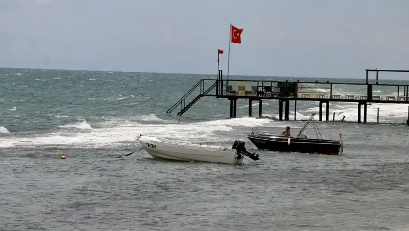Poyraz Rüzgarı Etkisini Gösterdi: Denize Giriş Yasaklandı