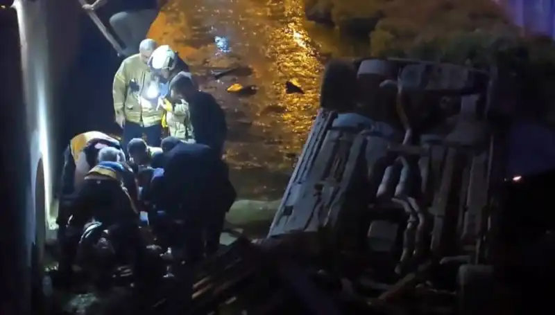 Kaçan Sürücü Yaralıyı Bıraktı, İtfaiye Ekibi Kurtardı!
