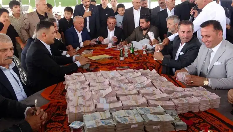 Aşiret Düğününde Altın ve Lüks: Takı Töreni Rekor Kırdı!