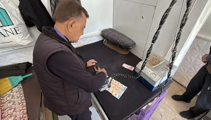 47 Yıl Terzilik Yapan Ahmet'in Kendine Has Para Ütüleme Yöntemi