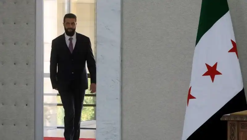 Paris'te Şara-Macron Zirvesi: Fransa’nın Suriye’ye Destek Stratejisi