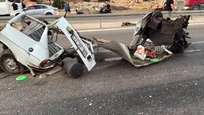 Bariyere Çarpan Araç Hurda Yığınına Döndü: Feci Kaza Detayları