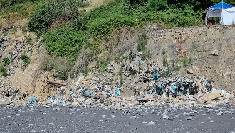 Kozlu Sahil'de Tehlike: Doğanın Güzelliği Çöp Yığını ile Kirleniyor