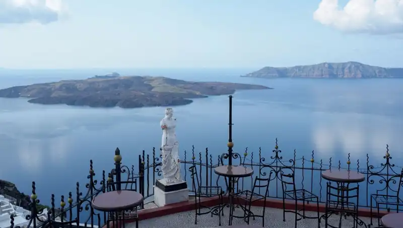Santorini'de Gerilim Artarken, Ada Sulara Gömülme Tehlikesiyle Karşı Karşıya